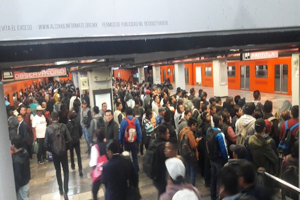 Usuarios afirman que los trenes se quedan estacionados mucho tiempo en las estaciones y no permiten que otros lleguen. Foto: @Antonio48279339