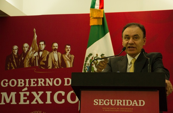 A través de su cuenta de Twitter, el funcionario celebró la aprobación de los 32 Congresos locales. Foto: Cuartoscuro