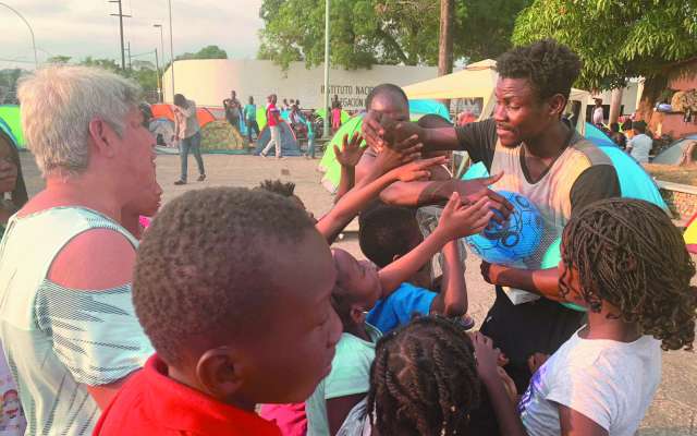Decenas de africanos están en espera
del documento que les permita seguir a EU.FOTO: ESPECIAL