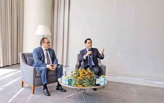 El gobernador de Yucatán,
Mauricio Vila (der.), ayer, en la CDMX.FOTO: ANTONIO BAUTISTA