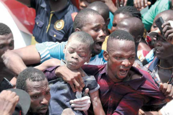 Uno de los niños estudiantes fue salvado ayer de entre los escombros de la escuela.FOTO: AP