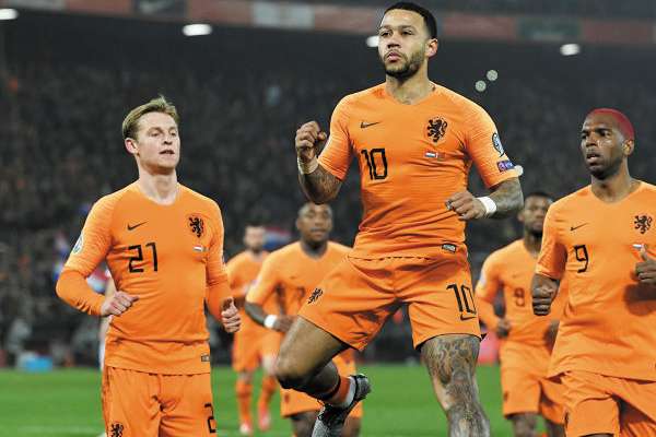 Depay, quien es de ascendencia ghanesa, puso por delante en el marcador a Holanda desde el minuto 1. Foto: Reuters