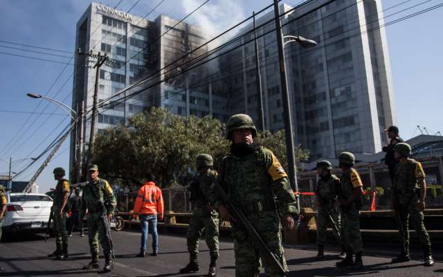Bomberos sofocaron el incendio en el edificio de la Comisión Nacional del Agua. FOTO: CUARTOSCURO