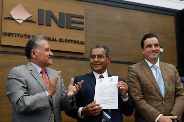 Alberto Jiménez se registró ante el INE como aspirante a la gubernatura de Puebla. Foto: @ruizmassieu