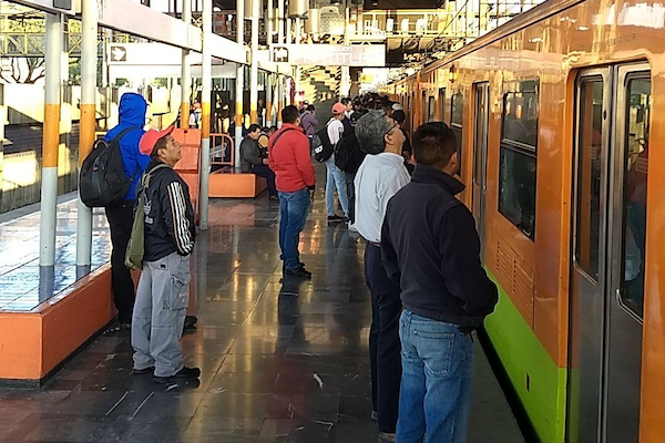 Usuarios señalan que el retraso es debido a que los trenes se quedan parados hasta 10 minutos en las estaciones. Foto @LuisAlc36724655