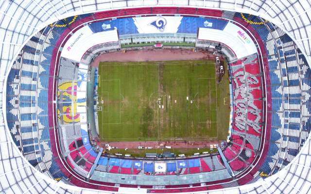 DESASTRE. Así estuvo la cancha del Azteca. Foto: AP