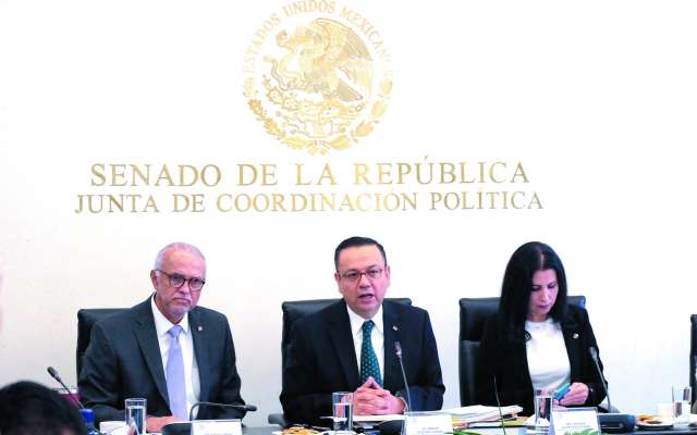 Germán Martínez (centro), director general del IMSS, en comparecencia ante legisladores. FOTO: ESPECIAL