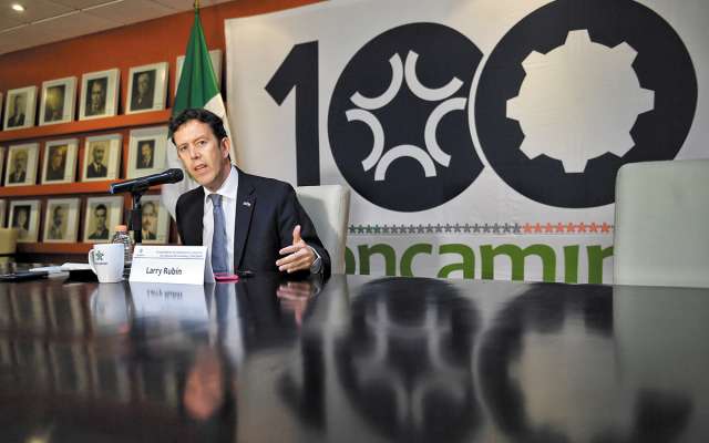 Larry Rubin, representante del Partido Republicano de EU, dijo que el acuerdo dará frutos. FOTO: VÍCTOR GAHBLER