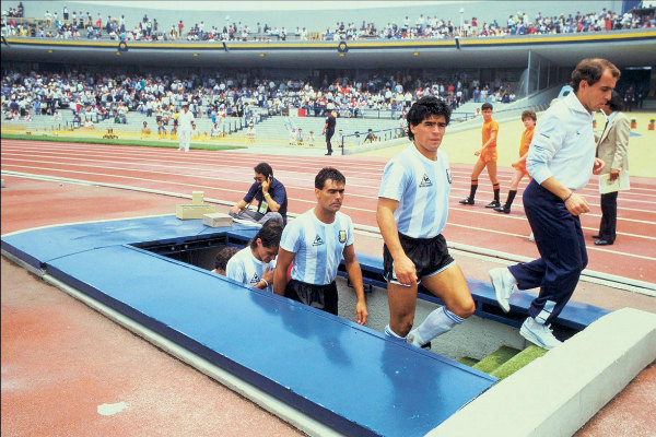 A la distancia, los recuerdos echan a andar entre sus ex compañeros como Héctor Enrique