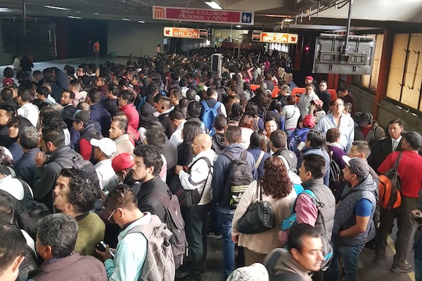 Usuarios del Metro denunciaron en redes que los tiempos de espera son mayores a los que informó el Metro. Foto: