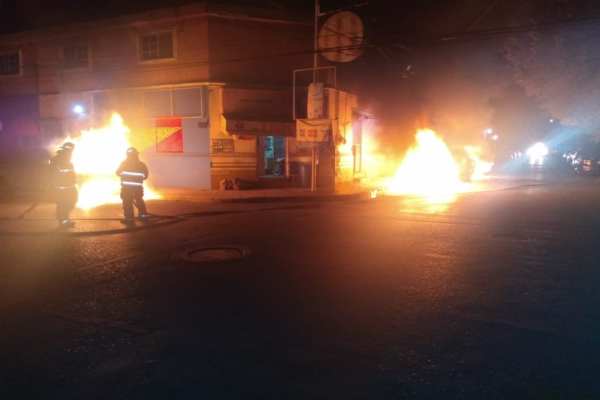 Los bomberos llegaron al lugar para controlar el siniestro. Foto: @saz2000