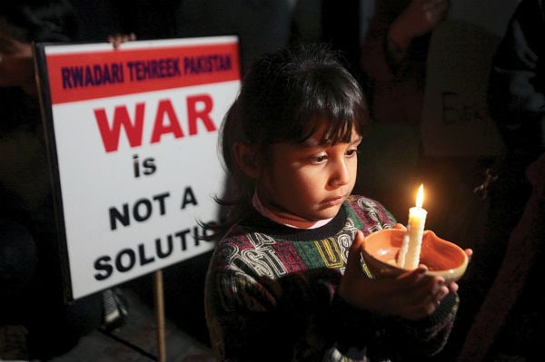 Al menos seis civiles y dos soldados paquistaníes murieron al ser reanudados los bombardeos en la región fronteriza de Cachemira, después de que Pakistán entregara el pasado viernes a un piloto indio que había capturado, para reducir las tensiones que surgieron esta semana entre ambos países. Soldados indios y paquistaníes volvieron a combatir. Foto: AFP