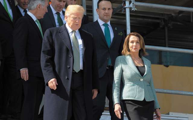 El republicano Trump y la demócrata Nancy Pelosi, tras un almuerzo con irlandeses.FOTO: AFP
