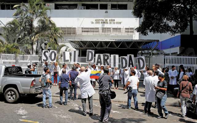 Venezolanos, incluidos los médicos, protestaron contra el apagón que afectó a todo el país.FOTO: REUTERS