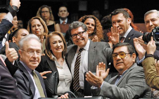 Luego de la segunda votación, senadores de Morena, PRI y PAN felicitaron a Esquivel.FOTO: ESPECIAL