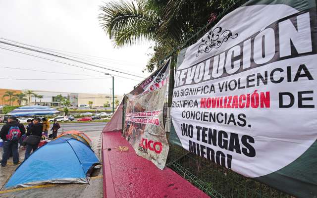 Integrantes de la CNTE instalaron tiendas de campaña en la SEP local; hoy llegan a CDMX. FOTO:CUARTOSCURO