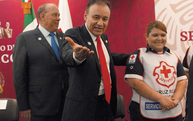 Alfonso Durazo, secretario de Seguridad, pidió a los servidores públicos de la dependencia a su cargo ayudar voluntariamente en la colecta de la Cruz Roja. FOTO: ESPECIAL
