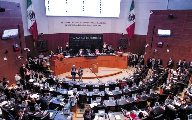 Tras horas de señalamientos y acusaciones, los
legisladores llegaron a un
acuerdo.FOTO: ESPECIAL