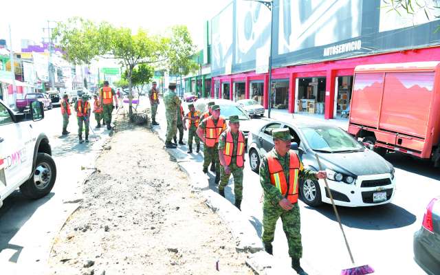 Militares limpiaron calles y avenidas.FOTO: LESLIE PÉREZ