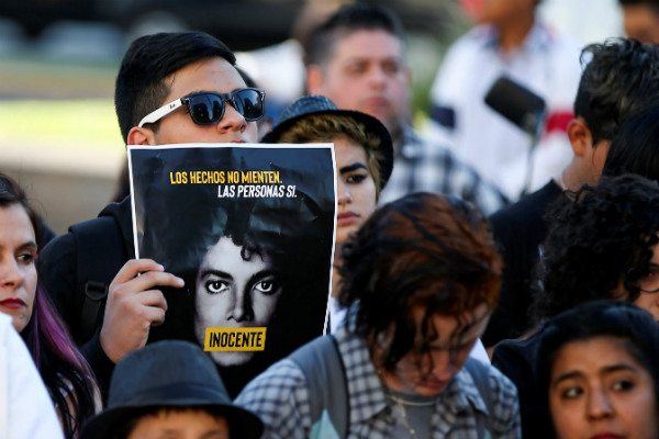 La entrega recoge los testimonios de los hoy adultos quienes aseguran fueron seducidos por el cantante gracias a su carisma