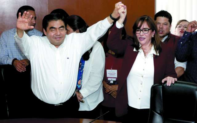 La presidenta de Morena, Yeidckol Polevnsky, en el registro de Miguel Barbosa, en marzo pasado. FOTO: ESPECIAL