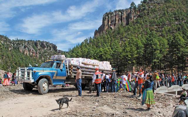 Más de 20 voluntarios llegaron a este municipio, ubicado en la zona alta de la Sierra Madre Occidental, para llevar enseres. FOTO: ALEJANDRA ESQUIVEL