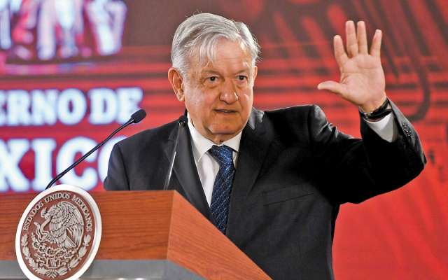 López Obrador dijo que seis años son
suficientes para desterrar la corrupción y la impunidad, y convertir a México en un país próspero. FOTO: VÍCTOR GAHBLER