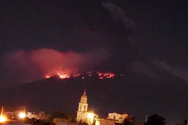 La noche del lunes el coloso registró una explosión con emisión de gases y material incandescente. Foto: Cuartoscuro