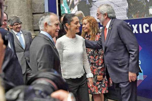 Sheinbaum, Graue y
Romo se saludan
cálidamente.FOTO: EDGAR LÓPEZ