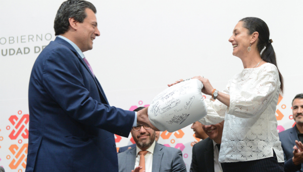 RISAS. Mauricio Sulaimán, Salvador Guerrero y Claudia Sheinbaum, al término del evento. Foto: Especial