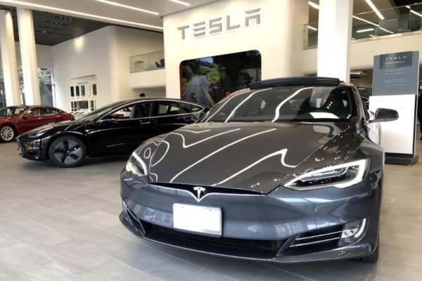Tesla indicó hace unos días que cerrará todos sus salones de ventas y comercializará sus vehículos online. Foto: Archivo | AFP