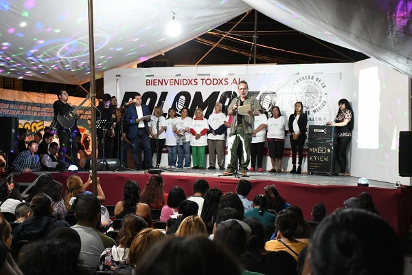Salgado Vázquez tomó protesta al primer Comité por la Paz, conformado por vecinos de la colonia Los Olivos. Foto: Especial