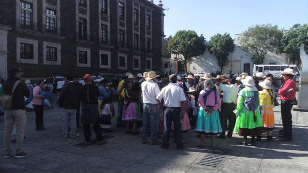 Se plantaron debajo del balcón principal del Palacio de Gobierno y cerraron la avenida Lerdo de Tejada. Foto: María Teresa Montaño