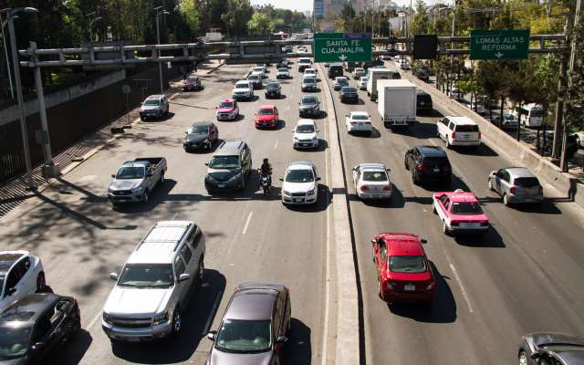 En el nuevo esquema, los conductores que superen 40% de la velocidad máxima permitida tendrán 5 puntos menos y no podrán verificar su automóvil. Foto: Cuartoscuro