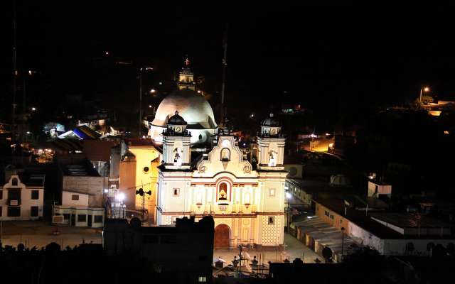 Pobladores se disputan el paraje religioso que lleva a la Basílica de Juquila. Foto: Cuartoscuro