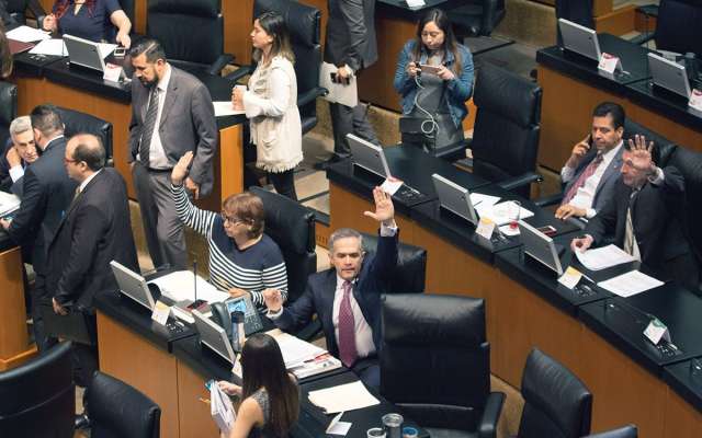 El senador Mancera intentó que se discutieran reservas a la Ley para Servidores. FOTO: ESPECIAL