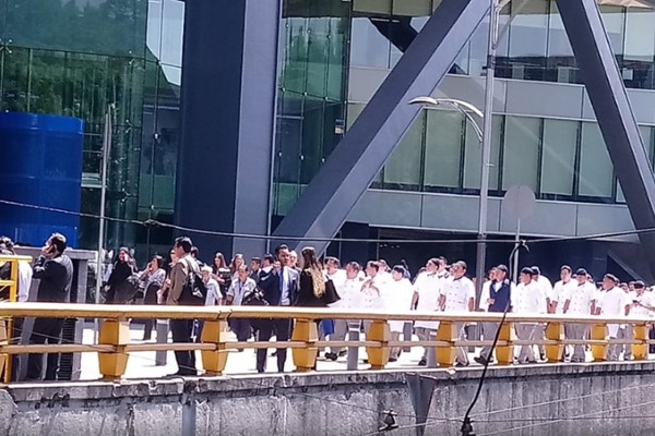 El desalojo se realizó alrededor de las 11:45 horas en la institución bancaria, luego de que elementos de la policía capitalina fueran alertados.