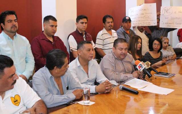 Choferes denunciaron que son ellos y no los concesionarios quienes deben pagar 450 pesos al mes. Foto: Especial