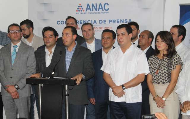 Ante los alcaldes panistas de todo el país pidió apoyo internacional. FOTO: ESPECIAL
