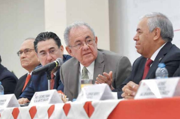 El titular de la SCT, Javier Jiménez Espriú, dijo que destinarán 42 mil mdp en carreteras. FOTO: EDGAR LÓPEZ