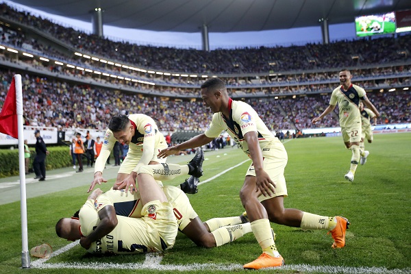 DOMINANTES.
Las Águilas festejaron a lo grande en territorio chiva. Foto: AFP