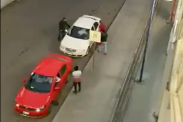 Luego de asaltar el primer auto, los sujetos deciden abordar otro un coche que se encontraba más adelante. Foto: Especial