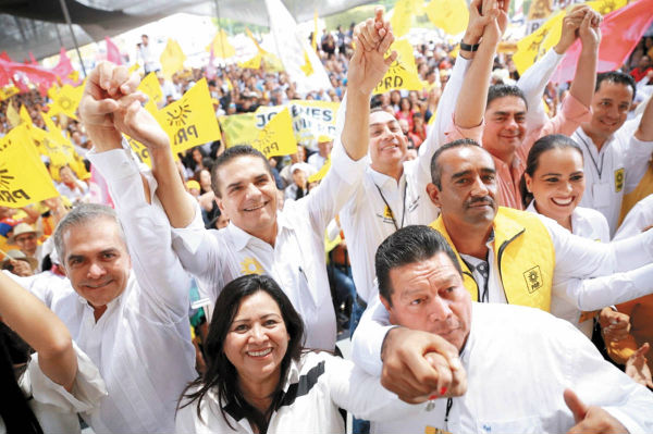 MORELIA. Silvano Aureoles (segundo de izq. a der.) fue el orador en la reunión perredista. Foto: Especial