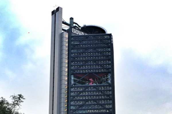 Fueron 5 mil trabajadores los desalojados tras la amenaza de bomba. Foto: Notimex