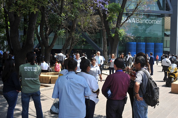 Trabajadores de la Torre Bancomer, ubicada en avenida Reforma 510, fueron desalojados tras recibir varios correos electrónicos amenazantes, equipos especiales de la Secretaría de Seguridad Ciudadana revisaron el inmueble sin encontrar nada sospechoso. Foto: Cuartoscuro
