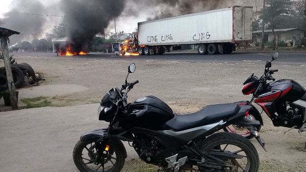 Los remolques de los tráileres tienen escritas las insignias del grupo delictivo Cartel de Jalisco Nueva Generación (CJNG). Foto: Especial