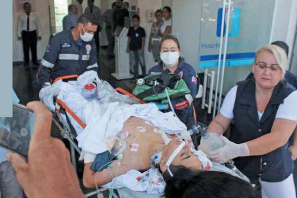 Algunos de los estudiantes agredidos fueron trasladados a los hospitales más cercanos de la zona del ataque. FOTO:AFP