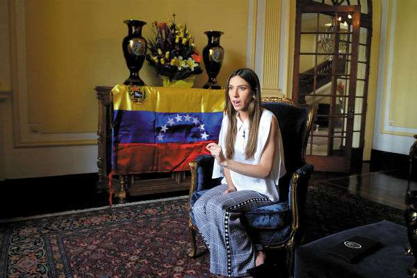 LUCHA. Fabiana Rosales, en la residencia del embajador de Colombia en Lima. Foto: EFE