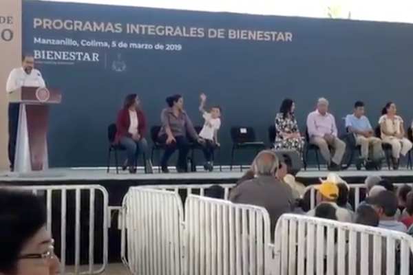Al finalizar su discurso José Ignacio Peralta propició el aplauso de los asistentes para felicitar a López Obrador por sus 100 días de gobierno. Foto: Especial