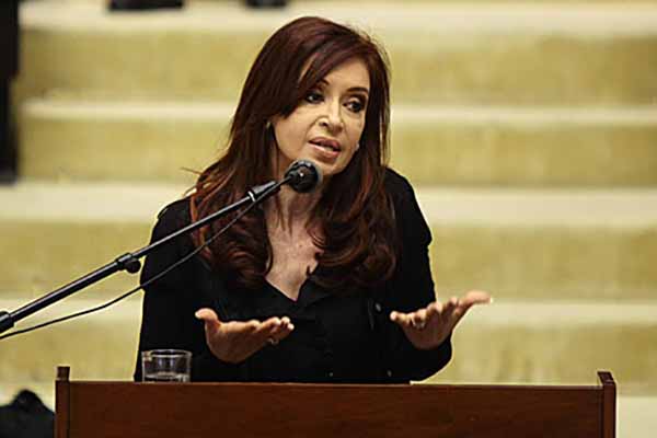 Fernández, jefa de Estado entre 2007 y 2015, y varios miembros de su Gobierno y otros colaboradores están procesados por presunto encubrimiento agravado. FOTO: EFE